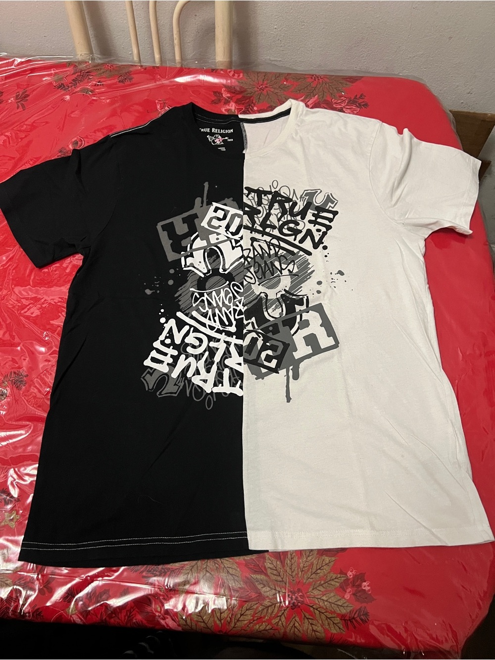 New TRUE RELIGION Black & White Split Graphic Graffiti PrintT Shirt Men Size XL